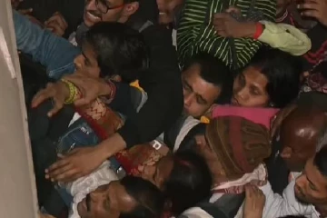 டெல்லி ரெயில் நிலையத்தில் கூட்ட நெரிசல்... சிறார்கள் மூவர் உட்பட 15 பேர்கள் மரணம்