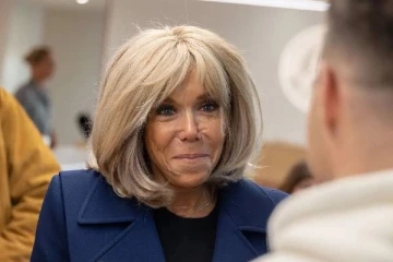 வரி தாக்கல் செய்யும் தளத்தில் ஆண் பெயரில் பிரான்ஸ் ஜனாதிபதியின் மனைவி: அதிர்ச்சி பின்னணி