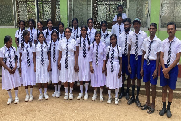 சீருடை அணிந்து பாடசாலை சென்ற பெற்றோர்கள்..! | Parents Dream Going To School Surprising Event