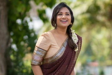 நீச்சல் உடையில் சீரியல நடிகை சரண்யா! இது தான் Cleopatra நீச்சல் குளமா?