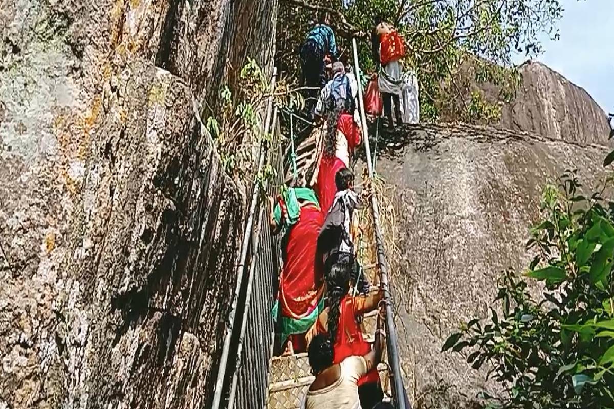 புத்தாண்டை முன்னிட்டு வெடுக்குநாரிமலை ஆலயத்தில் சிறப்பு வழிபாடுகள் | New Year S Eve Worship At Vedukkunarimala Temple