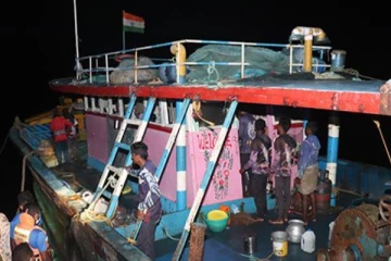 செயலிழந்த இந்திய மீன்பிடி இழுவை படகு: இந்திய கடலோரக் காவல்படையிடம் கையளிப்பு