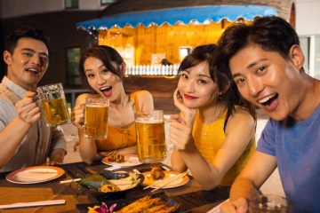 இளைஞர்கள் அதிக மதுபானம் அருந்த வேண்டும்...பிரபல நாடு முன்னெடுக்கும் விசித்திர பிரச்சாரம்