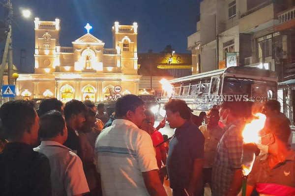கோட்டா நீ போப்பா... இரவே கொச்சிக்கடையில் போராட்டத்தை அரம்பித்த மனோ! (Photos) | Mano Started The Protest In Kochikade Last Night
