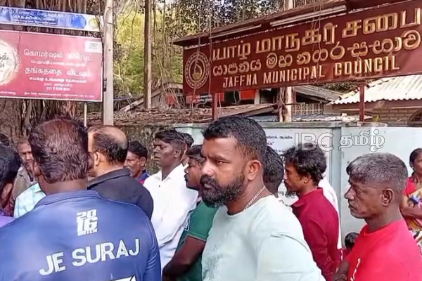 சற்றுமுன் யாழ். மாநகர சபையில் கடும் வாக்குவாதம் | Jaffna Mayor Refuses To Meet Street Protesters