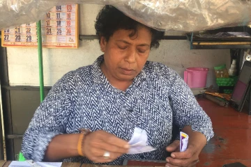 லொத்தர் சீட்டுக்களை விற்பனை செய்து வந்த விசேட தேவையுடைய பெண்ணின் தற்போதைய அவல நிலை  (Video)