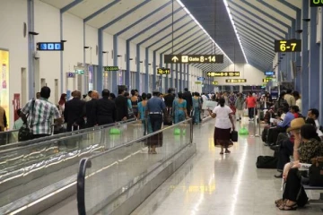 கட்டுநாயக்க விமான நிலையத்தில் பாடசாலை மாணவனின் செயலால் ஏற்பட்ட குழப்பம்