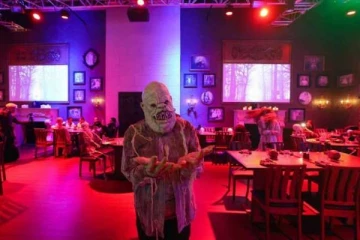 ஜாம்பிகளாக ரெஸ்டாரண்டில் உணவு பரிமாற்றம்! திகில் அனுபவம்