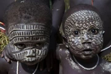 வெள்ளையா இருந்தா இங்க மரண தண்டனை: ஜாரவா பழங்குடியின் விசித்திரபோக்கு!