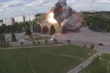 உக்ரைனின் கலாச்சார அரண்மனையை ஏவுகணையால் தாக்கிய ரஷ்யா: பரபரப்பு வீடியோ காட்சி!