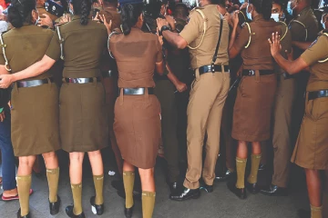 சட்டத்தைக் காக்க வேண்டியவர்களே இப்படியா... பெண் பொலிஸுக்கு ஆண் பொலிஸ் பாலியல் தொல்லை
