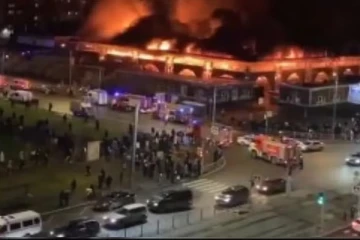 ரஷ்யாவின் பிரபலமான மார்க்கெட்டில் பயங்கர தீ விபத்து: போராடும் தீயணைப்பு வீரர்கள்