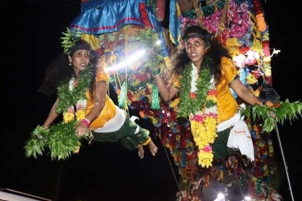 வரலாற்றுச் சிறப்பு மிக்க வற்றாப்பளை ஆலயத்தில் மெய்சிலிர்க்க வைத்த சம்பவம்; பறவைக் காவடியில் வந்த பெண்கள்! | Women Who Came Paravaikavadi Varipalaya Temple
