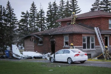 கனடாவில் குடியிருப்பின் மீது விழுந்து நொறுங்கிய சிறிய விமானம்