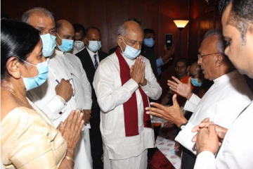 கலக்கத்தில் தினேஷ் குணவர்தன? துளைத்தெடுத்த ஊடகவியலாளர்கள்