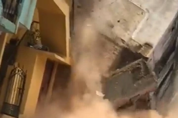 இடிந்து விழுந்து தரைமட்டமான வீடு - உயிர் தப்பிய தொழிலாளர்கள்