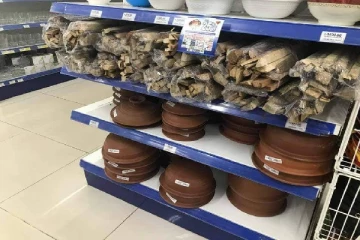 சுப்பர் மார்க்கெட்டுக்களிலும் விற்பனை செய்யப்படும் விறகுகள்