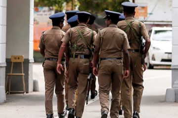 මවක් සහ දරු දෙදෙනෙකු සිරකරගෙන සිටි පොලිස් නිලධාරියා..