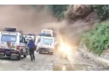 உ.பி.யில் வெளுத்து வாங்கும் கனமழை - பாறையை பிளந்து பயங்கர நிலச்சரிவு