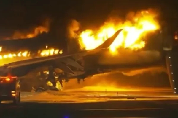 ஜப்பானில் இரு விமானங்கள் மோதி விபத்து! | Two Planes Crash In Japan