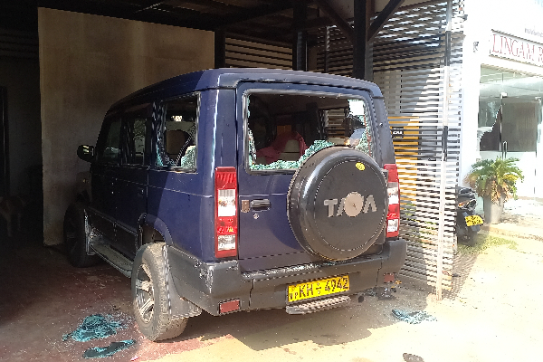 யாழ். நல்லூரில் விடுதிக்குள் புகுந்து அடிதடி - மூவர் கைது..! | Trespassing And Attack In Jaffna Hotel