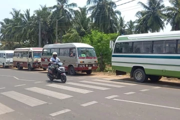 யாழில் எரிபொருளை பெற்றுக்கொள்ள பேருந்து சேவை சாரதிகள் காத்திருப்பு (Photos)