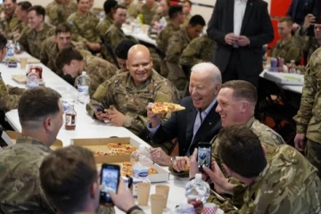 போலந்து எல்லையில் அமெரிக்க வீரர்களுடன் உணவருந்திய ஜோபிடன்!