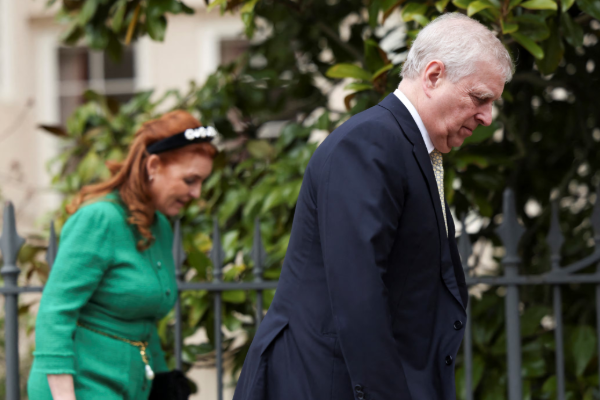 சர்ச்சையில் சிக்கியதால் நாட்டைவிட்டே வெளியேறும் இளவரசர் மனைவி | Ex Prince Andrew Wife Sarah To Left Uk