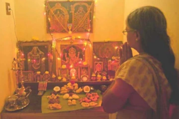 பூஜை அறையில் இந்த சிலைகளை மட்டும் வைச்சிடாதீங்க! அடுத்தடுத்து துன்பம் ஏற்படும் ஜாக்கிரதை