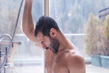 தொடர்ந்து வெந்நீரில் குளிப்பதால் ஆண்களுக்கு ஏற்படும் பிரச்சினைகள் என்னென்ன?