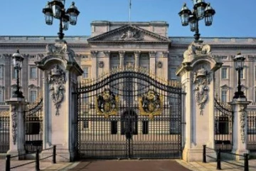 ලක්ෂ සංඛ්‍යාත ජනකායකින් බකිංහැම් මාලිඟය ඉදිරිපිට පිරි යයි - ජනතාවගෙන් විශේෂ ගෞරව පිදීමක්..