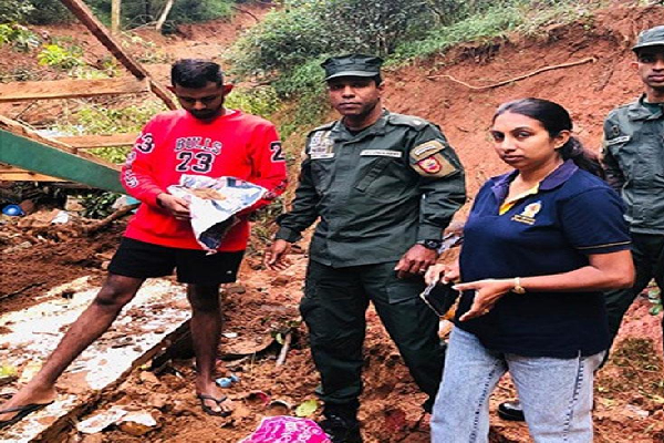 நிலச்சரிவுக்குள் புதையுண்ட வீட்டிலிருந்து மீட்கப்பட்ட பணம் மற்றும் நகை | Cash Gold Recovered From Landslide House நிலச்சரிவுக்குள் புதையுண்ட வீட்டிலிருந்து மீட்கப்பட்ட பணம் மற்றும் நகை | Cash Gold Recovered From Landslide House