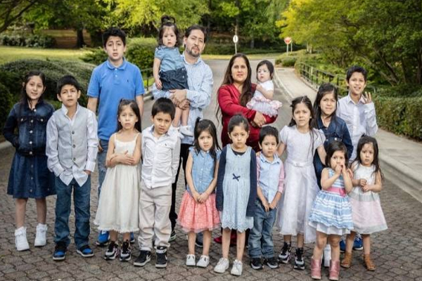 மொத்தம் 16 குழந்தைகளை பெற்றெடுத்த தம்பதி! ஒவ்வொரு குழந்தையின் பெயரில் இருக்கும் மாற்றம்; | Us Mother 16 Children Pregnant For 14 Years