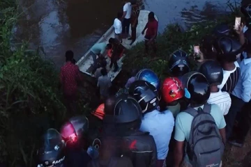 பேருந்திலிருந்து ஆற்றுக்குள் விழுந்து மாயமான சமையல் கலைஞர் ; மனைவி கூறிய விடயம்