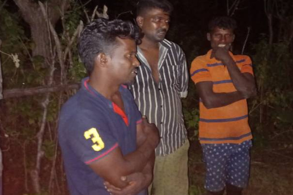 யாழ் காரைநகரில் திருட்டு கும்பலை மடக்கிப் பிடித்த பொதுமக்கள்! | Public Caught The Robbery Gang In Karainagar