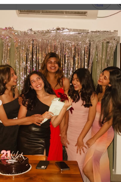 Actress Anikha: கிளாமர் உடையில் பிறந்தநாள் கொண்டாட்டம்... வைரலாகும் அனிகாவின் புகைப்படம் | Actress Anikha Surendran Birthday Photos Viral