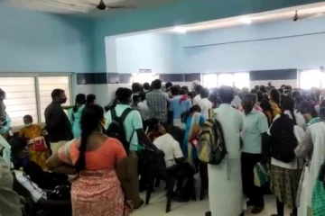 அரசு மருத்துவமனையில் அலைமோதிய கூட்டம்: கொரோனா பரவும் அபாயம்