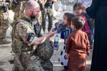 அமெரிக்க வீரர்களின் மனதாபிமானம்.. இணையத்தில் வைரலாகும் காணொளி!