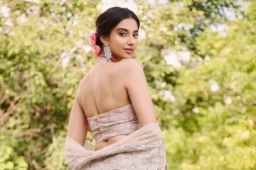 நடிகை மீனாட்சி சவுத்ரியின் லேட்டஸ்ட் கிளாமர் போட்டோஷூட்..