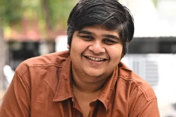 இயக்குநர் கார்த்திக் சுப்புராஜின் முழு குடும்பத்தை பார்த்துள்ளீர்களா.. அழகிய குடும்ப புகைப்படம் இதோ