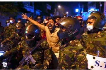 இலங்கை அதிபருக்கு எதிரான போராட்டம் : முன்னாள் கிரிக்கெட் வீரர் மக்களோடு மக்களாக பங்கேற்பு