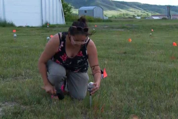 பூர்வக்குடி மாணவர்கள் கல்லறைகளில் 751 விளக்குகளை ஒளிரவிட்ட மக்கள்