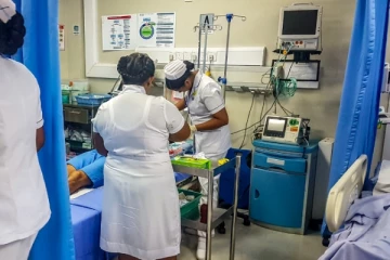 රෝහලේ සේවක සේවිකා ගැටුම දැඩි පිළිස්සුම් වලින් අවසන් වෙයි