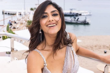 பிரபல நடிகருடன் லிப் லாக் காட்சியில் நடித்துள்ள மிருனாள் தாகூர்.. டீசரை பார்த்து ஷாக்கான ரசிகர்கள்