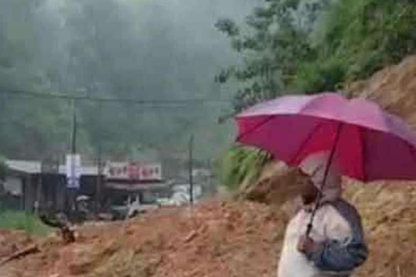 மண்சரிவில் சிக்கிய இரண்டு வீடுகள் ; நால்வர் பலி | Two Houses Buried In A Landslide Four Dead