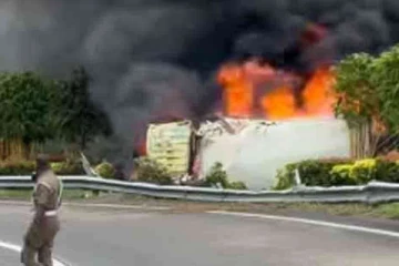 தெற்கு அதிவேக வீதியில் தடுப்பு வேலிகளில் மோதி தீப்பிடித்த லொறி