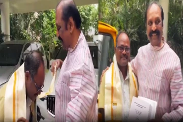 வைரமுத்து பாடல்களில் டாக்டர் பட்டம் பெற்ற ஆட்டோ ஓட்டுநர் - வீட்டிற்கு அழைத்து பாராட்டிய வைரமுத்து!