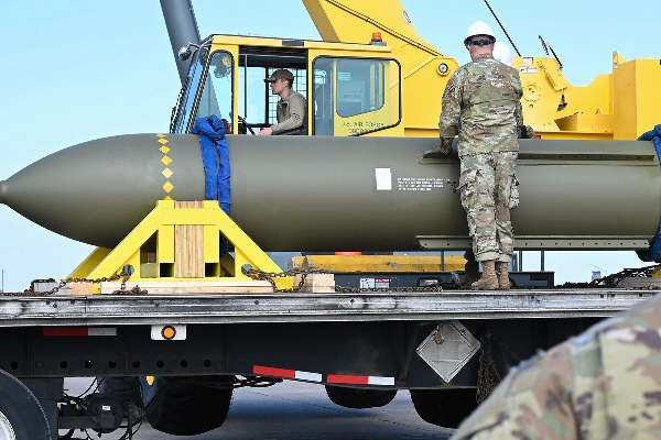 அமெரிக்க இராணுவத்தின் மறைமுக எச்சரிக்கை..! | Us Military Released Pictures Of Powerful Bomb