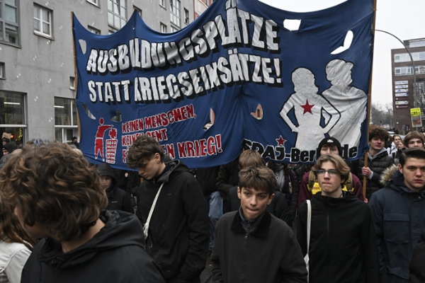 ஜேர்மன் ராணுவத்துக்கு ஆள் சேர்க்கும் மசோதாவுக்கு எதிர்ப்பு: ஆயிரக்கணக்கானோர் போராட்டம் | 1000 Protest In Berlin Against New German Military ஜேர்மன் ராணுவத்துக்கு ஆள் சேர்க்கும் மசோதாவுக்கு எதிர்ப்பு: ஆயிரக்கணக்கானோர் போராட்டம் | 1000 Protest In Berlin Against New German Military