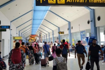 விமான நிலையத்தில் திடீரென கடுமையாக்கப்பட்ட பாதுகாப்பு!